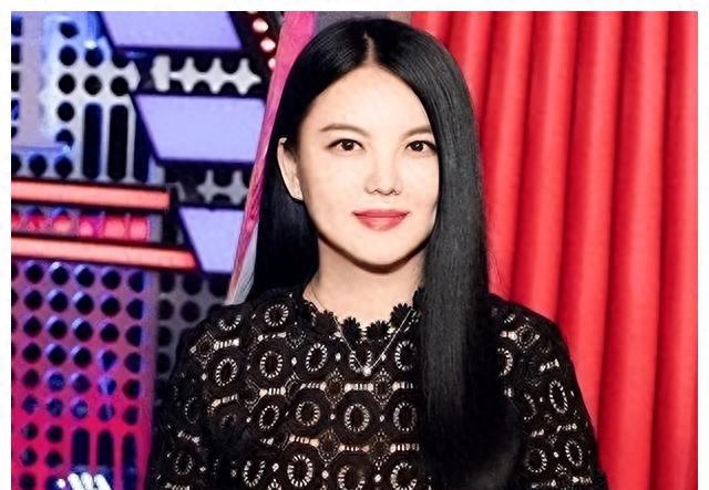 47岁李湘官宣退休,陪同女儿英国定居,资产过亿妥妥人生赢家