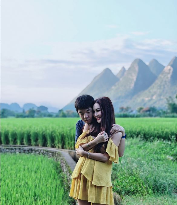 温碧霞一家贵州旅游，57岁依旧走少女路线，养子与爸爸一模一样