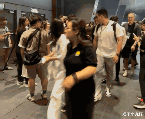 王一博大湾区晚会引争议,话筒未到歌声依旧,唱完就走被骂耍大牌