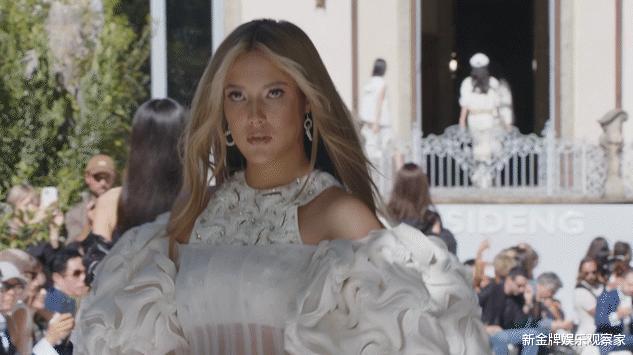 谷爱凌上T台气场一米八,跟胡兵米兰同场走秀,妈妈谷燕一脸骄傲