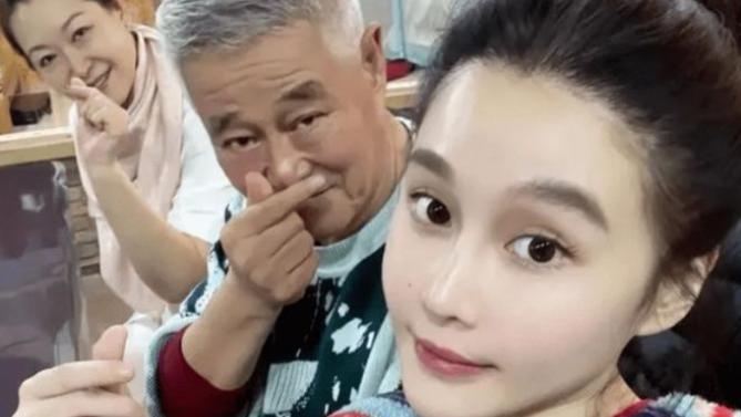 赵本山|赵本山将飞北京见亲家，球球婚礼只有7人参加，结婚2个月没改口