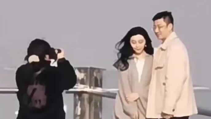 范冰冰|范冰冰罕见秀恩爱，和男友海边亲密合影，男方颜值抢镜身份不一般！