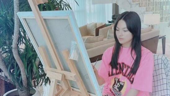 王诗龄穿6200元T恤别墅内画画，圣诞画作被学校选中，作品引争议