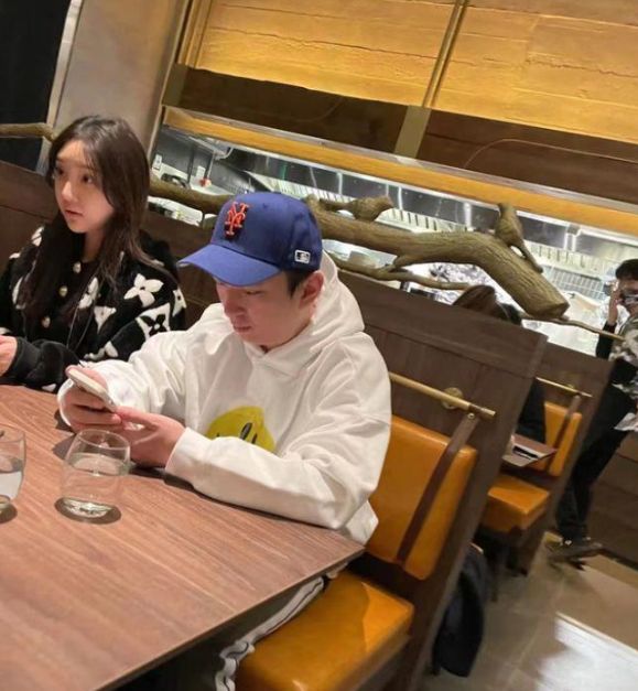 王思聪|王思聪小肉安疑似分手，男方带新女友看展，近照油腻头发凌乱