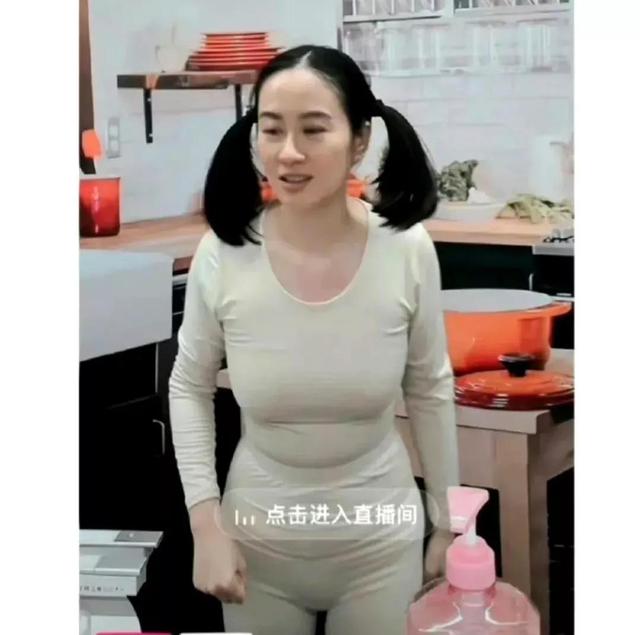 李玉刚|44岁李玉刚端着饭碗直播，吃饭时不断吧唧嘴，被网友吐槽没规矩