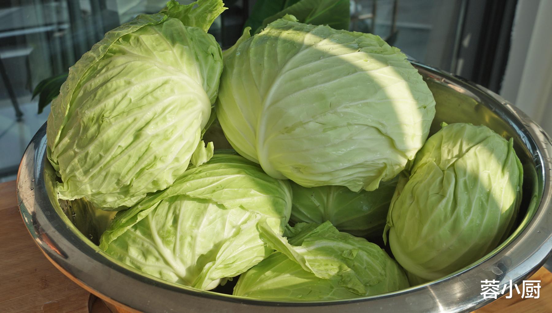 包菜|冬季这菜使劲吃，买20斤晒干，炖肉超香