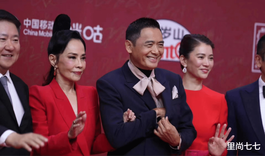 高马尾 周润发罕带老婆亮相，发嫂踩恨天高穿一身红，“扫把头”真看不懂