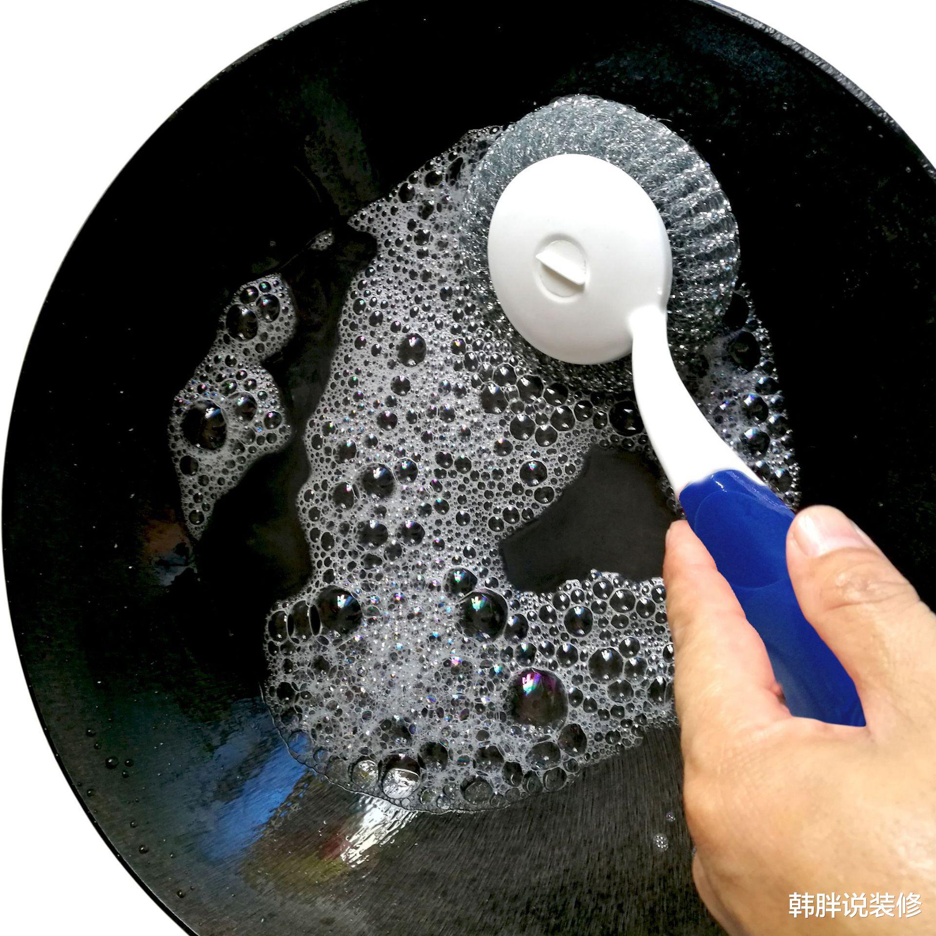 |大厨提醒：刚炒完菜的铁锅，别立刻用水冲洗，难怪一年换好几个锅