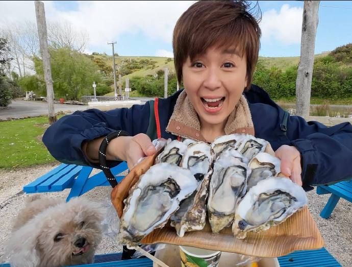 41岁唐宁移民新西兰近照，变化很大认不出，被质疑整容失败