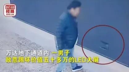 青海西宁，两男子一前一后在某地下通道内走着。突然，后面的男子看到地下通道内有一块没