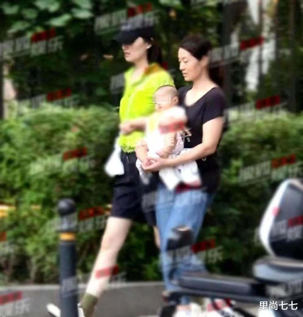 明星素颜|李亚鹏90后娇妻带娃散步,穿得高级很像超模,可惜素颜太男相了