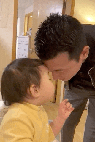 朱珠|朱珠1岁女儿给爸爸洗脸好贴心,拍打脸颊动作太真实,父女俩都未笑场