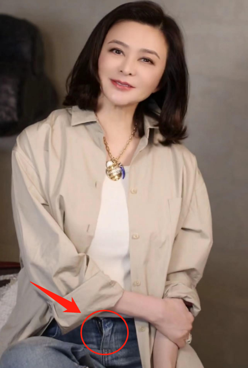 关之琳晒照疑忘拉裤子拉链,独自饮酒谈感情伤感,60岁单身被催婚