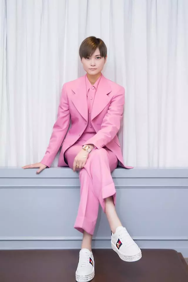 湾区一场晚会,被撕下“遮羞布”的李宇春,网友质疑何德何能?