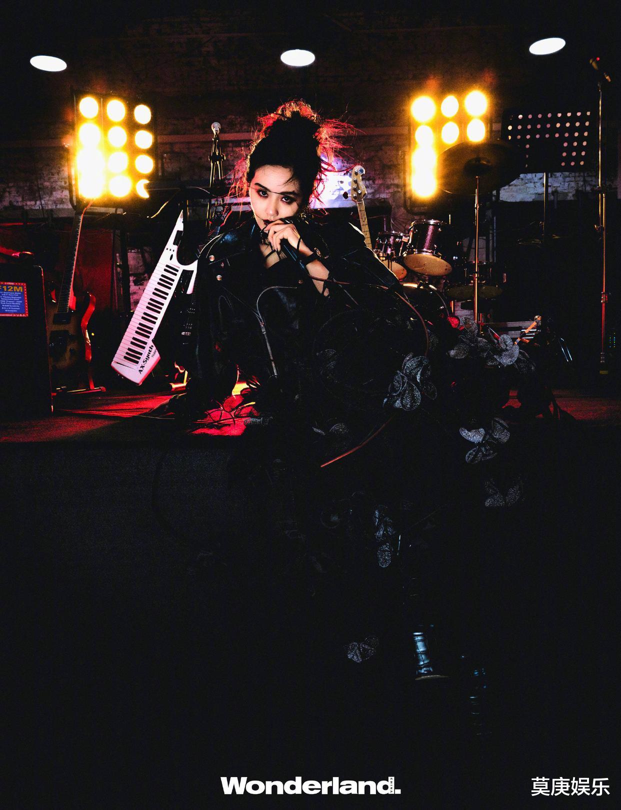 刘诗诗真敢穿,涂黑口红打眉钉穿红色丝袜,化身夜场女郎狂野叛逆