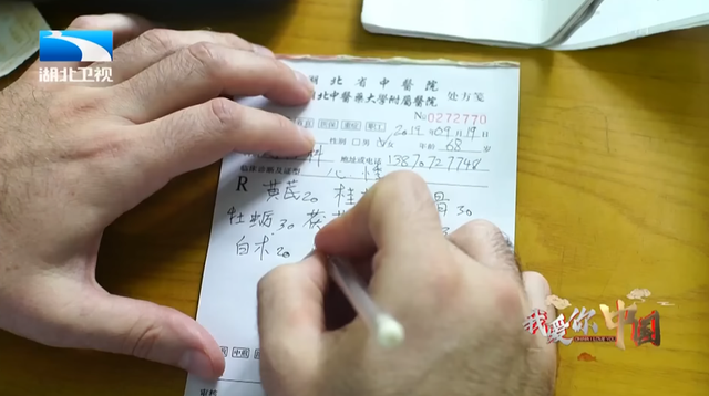 法国小伙在中国学医7年，回国后变身“华佗”，每天接诊接到手软