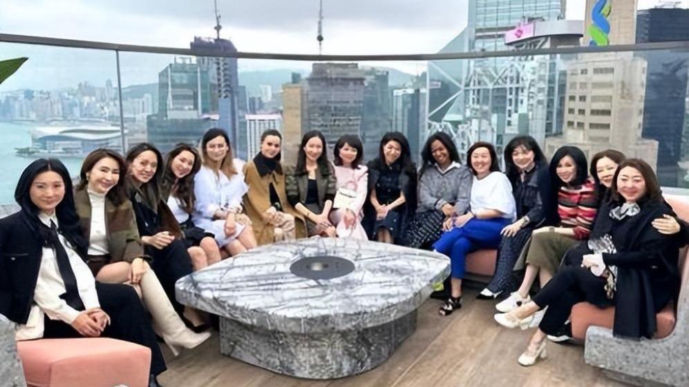 李嘉欣|李嘉欣与名媛姐妹楼顶聚餐，穿衣风格成为众名媛的标杆