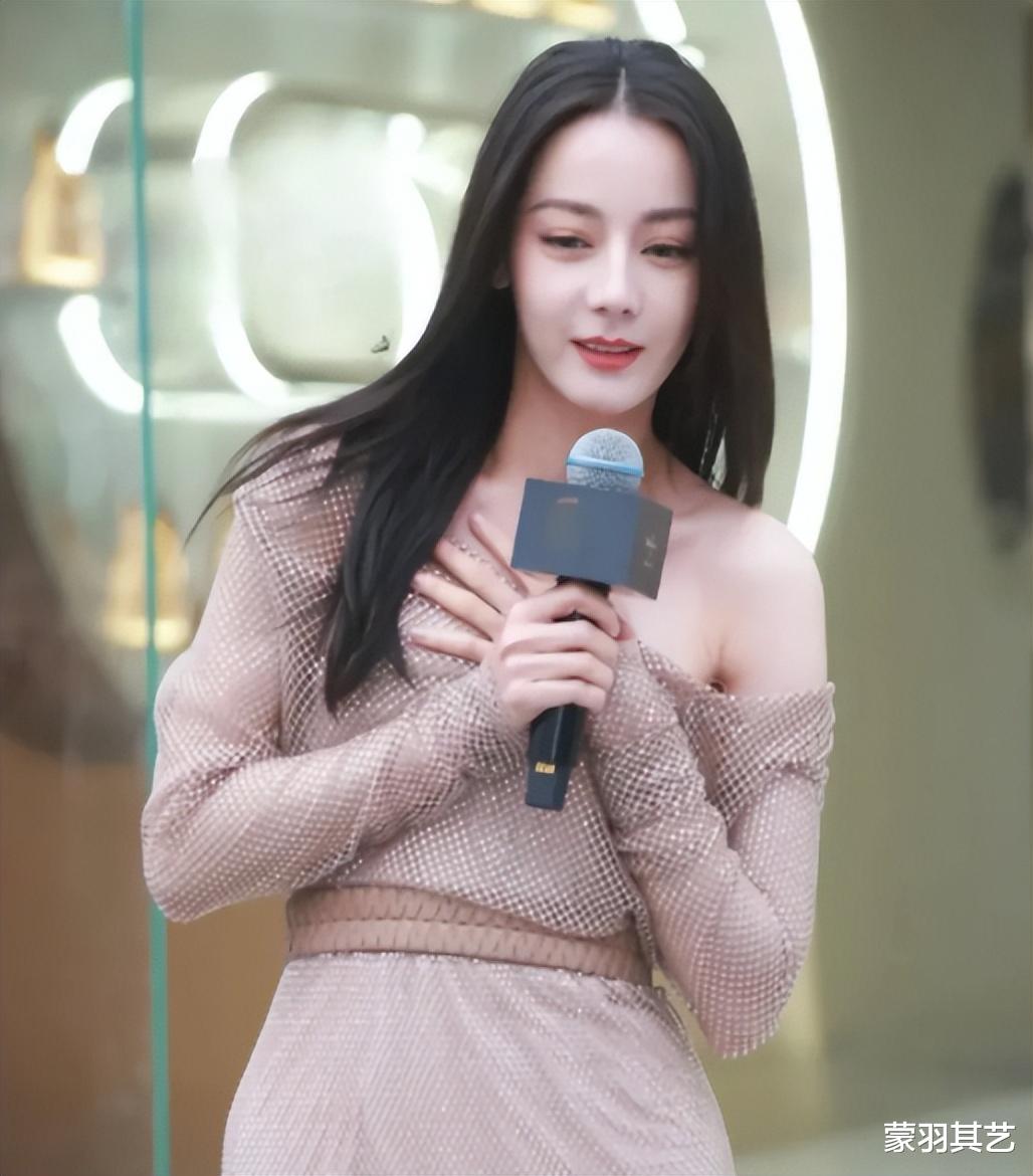 “捂胸天使”迪丽热巴,和“袒胸女神”佟丽娅