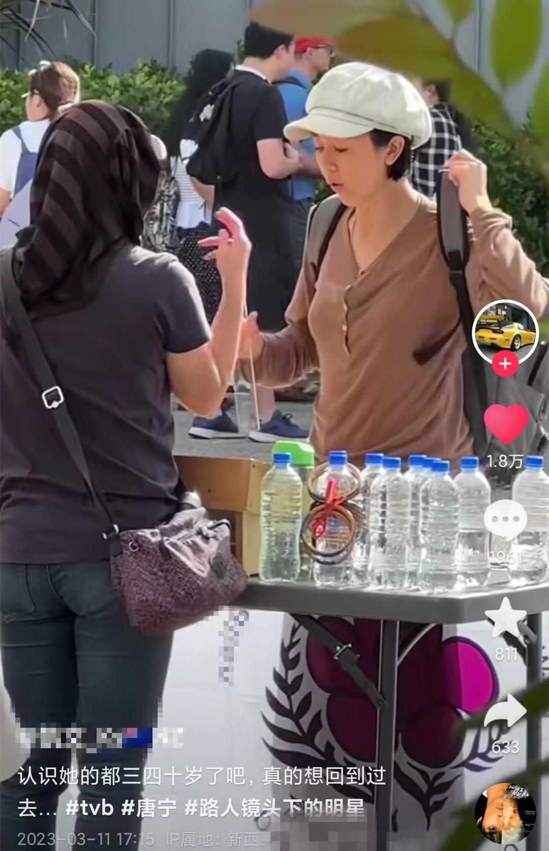 新西兰|知名港星移民新西兰被偶遇，光顾路边摊接地气，背大书包打扮朴素