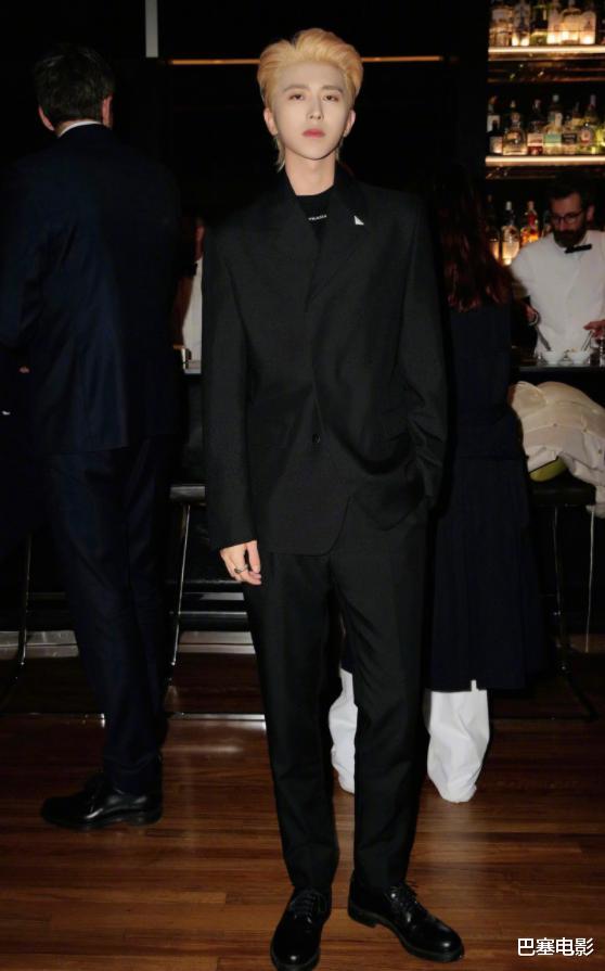 肖战|时装周明星全露怯：刘诗诗掉眼睫毛，刘涛似暴发户，肖战像包工头