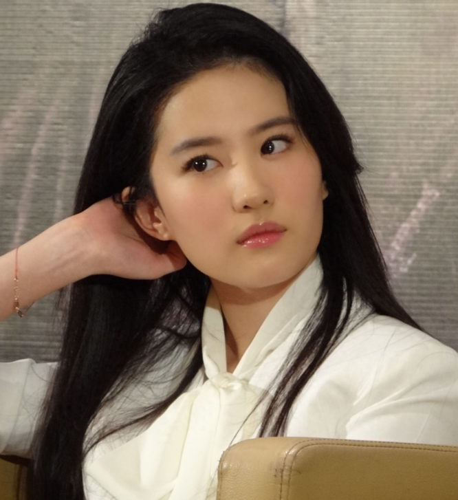 事实证明,35岁还“黑料不断”的刘亦菲,始终难逃“干爹”陈金飞