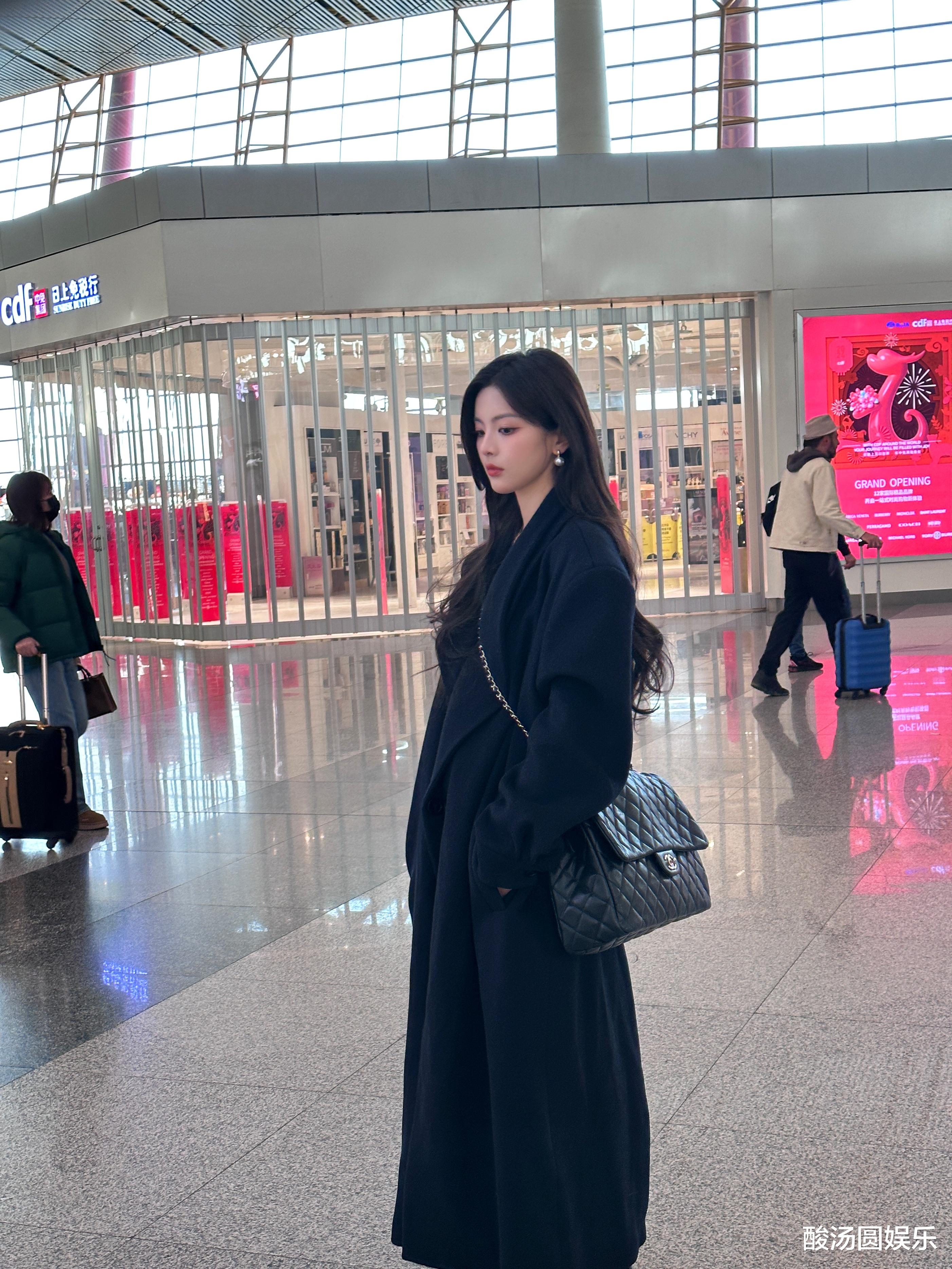 杨超越的周一，也是要工作的周一，加油