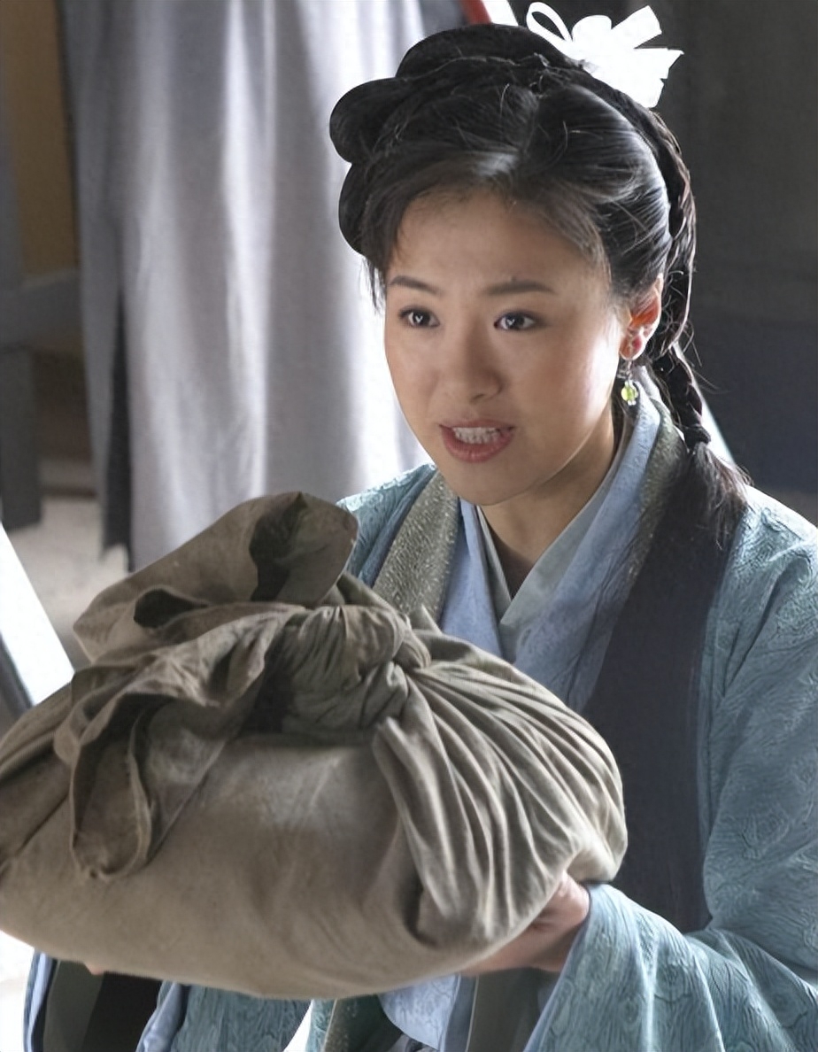 她因赵薇改名，被导演掌掴，用200万看清聂远，今46岁胖到认不出