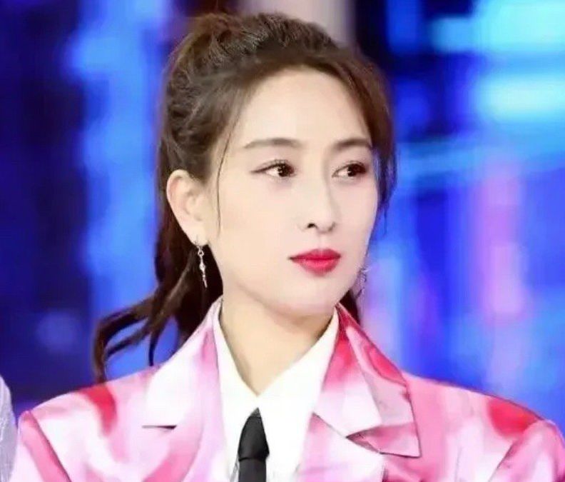 马苏|42岁马苏逛夜市被偶遇，面部紧绷妆容油腻，身材圆润如同路人