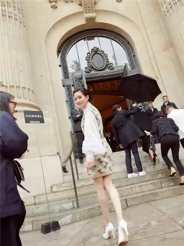 刘诗诗美到国外,穿搭优雅高级,真给中国“长脸”了