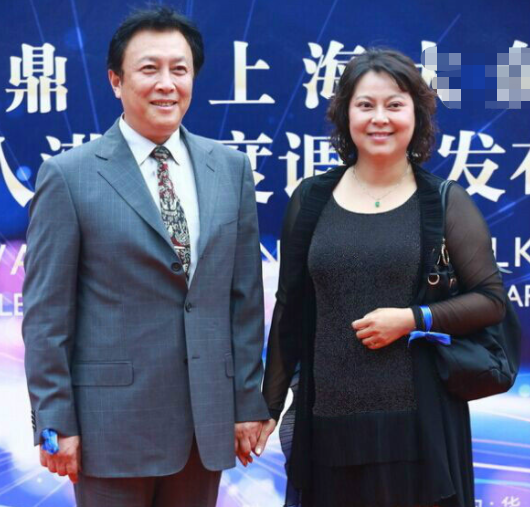 |唐国强夫妇出席华表奖,小12岁妻子尽显老态,见田华立马下跪感谢