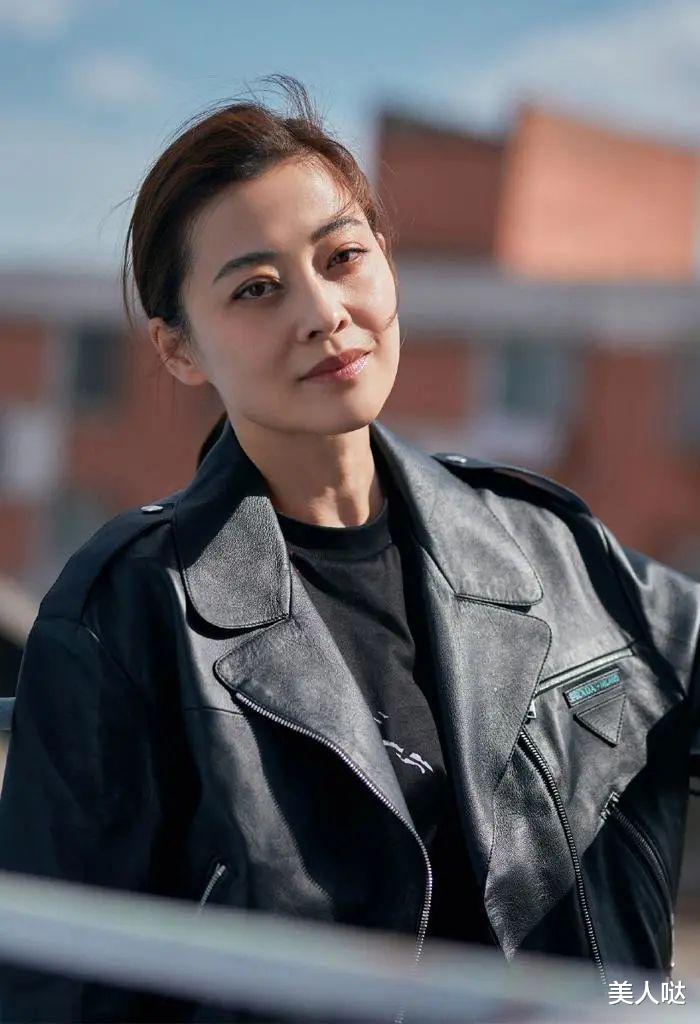 穿衣搭配 47岁梅婷换发型美出新高度，羊毛卷发太显嫩了，与小39岁女儿同框像姐妹