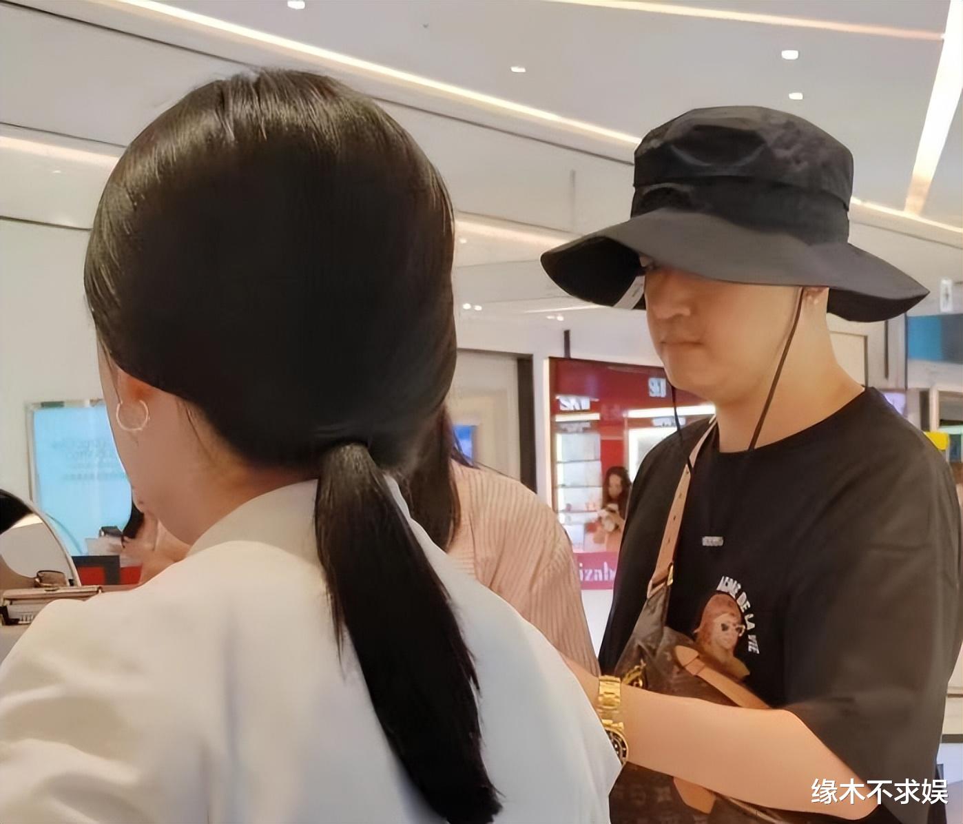 包贝尔夫妇韩国被偶遇,包贝尔一身超12万,仍被嘲“土味夫妇”!