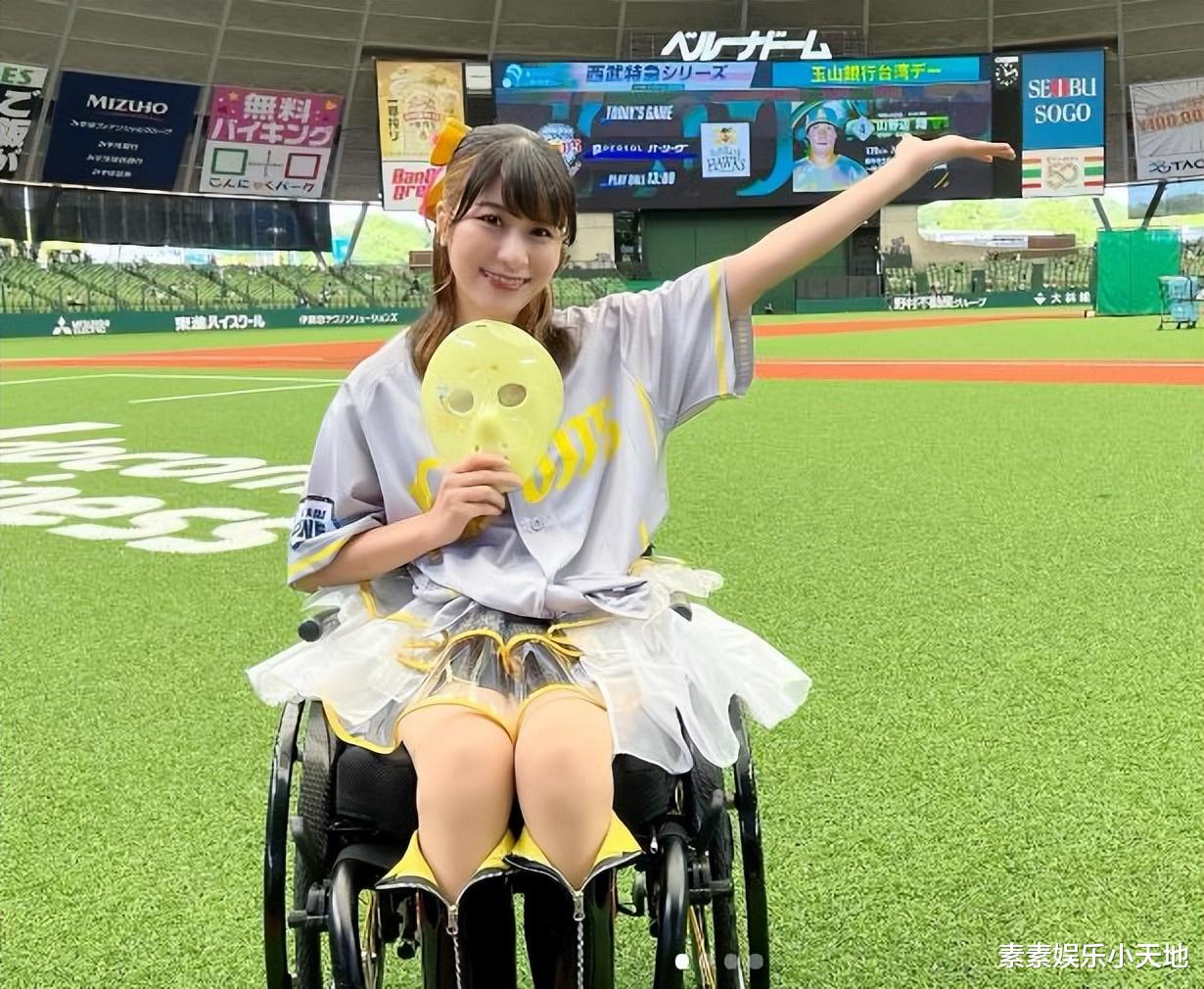 31岁女星被牌匾砸中，下半身瘫痪失去知觉，残疾后仍坚持做偶像