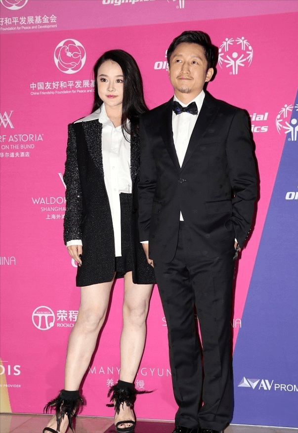 冉莹颖|胡杏儿同框冉莹颖，一个“露肩”一个“露腿”，把冉莹颖衬成网红