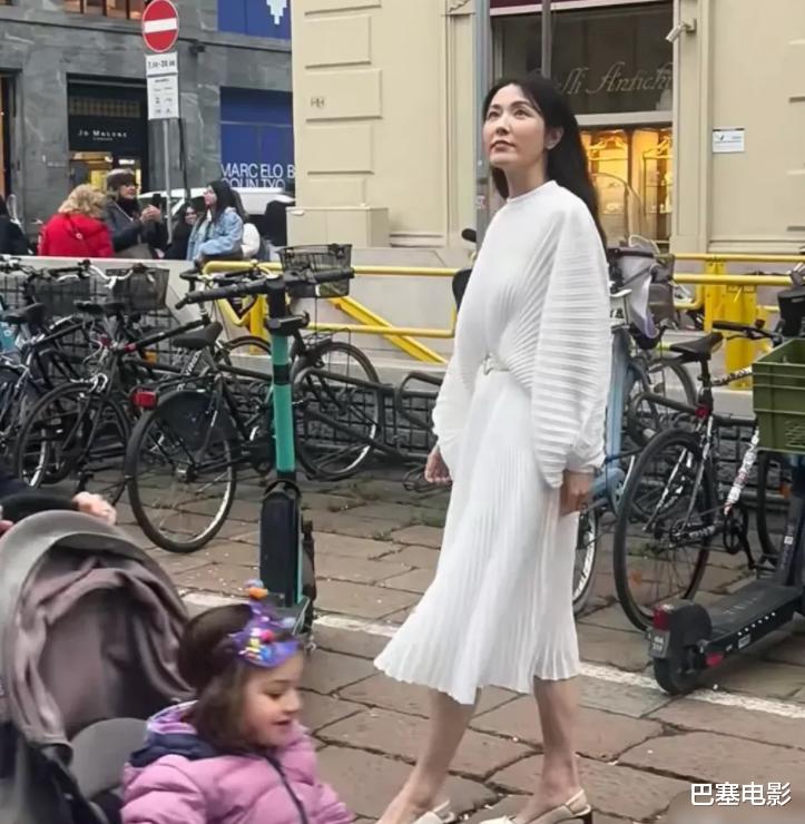 肖战|时装周明星全露怯：刘诗诗掉眼睫毛，刘涛似暴发户，肖战像包工头