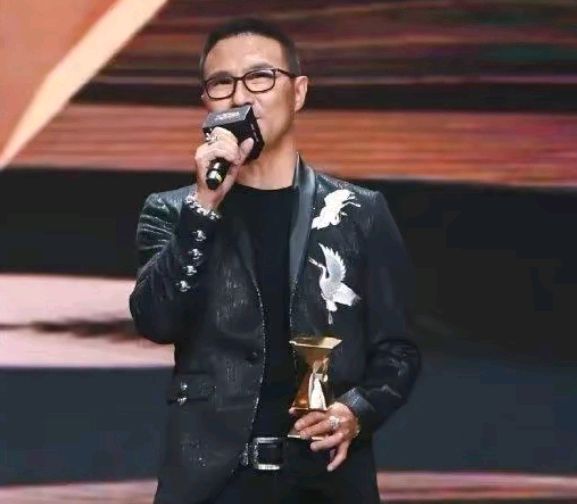 微博音乐盛典，汪峰成年度榜样音乐人，刀郎颗粒无收，说明了什么