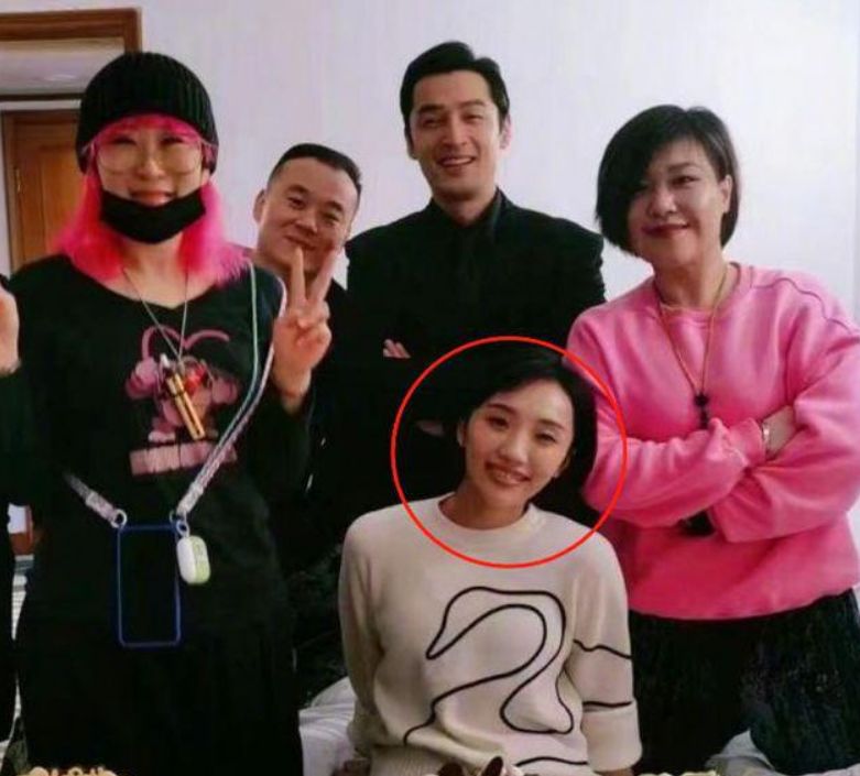 胡歌|胡歌生女喜糖曝光，东西廉价不足40元，分量少被指抠门