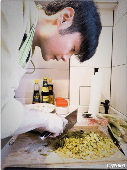 杨丞琳晒新年日常,与李荣浩一起准备年夜饭,夫妻做十道菜好丰盛