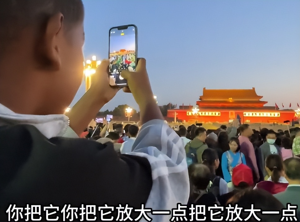 rose参亚运看升旗眼泛泪光,大喊大叫推挤他人遭路人白眼