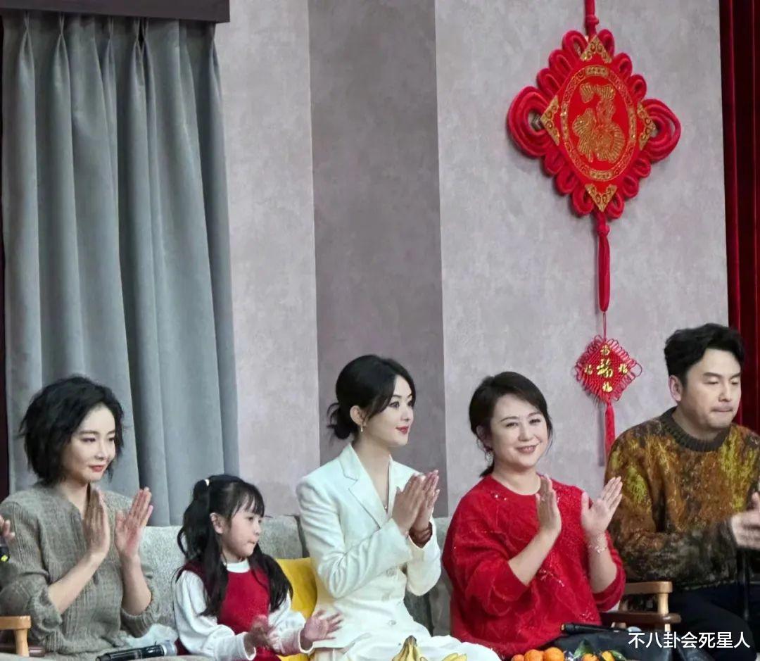 36岁赵丽颖最新动态,脸僵嘴歪被质疑医美,撞脸张钧甯受争议