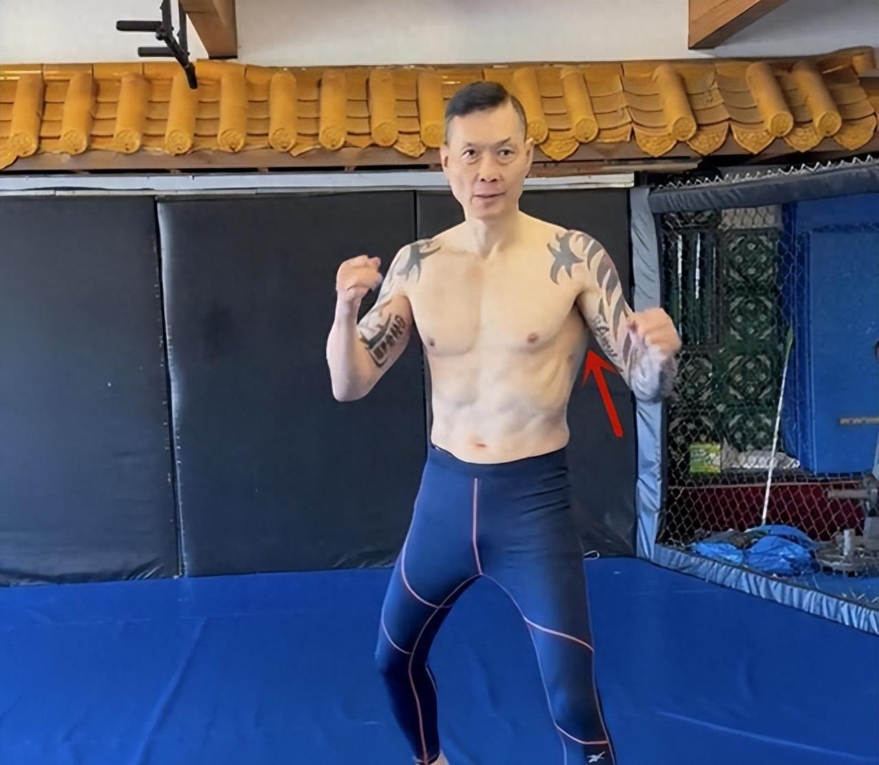 65岁周比利晒半裸照！六块腹肌非常有型，精神饱满与李连杰差别不小