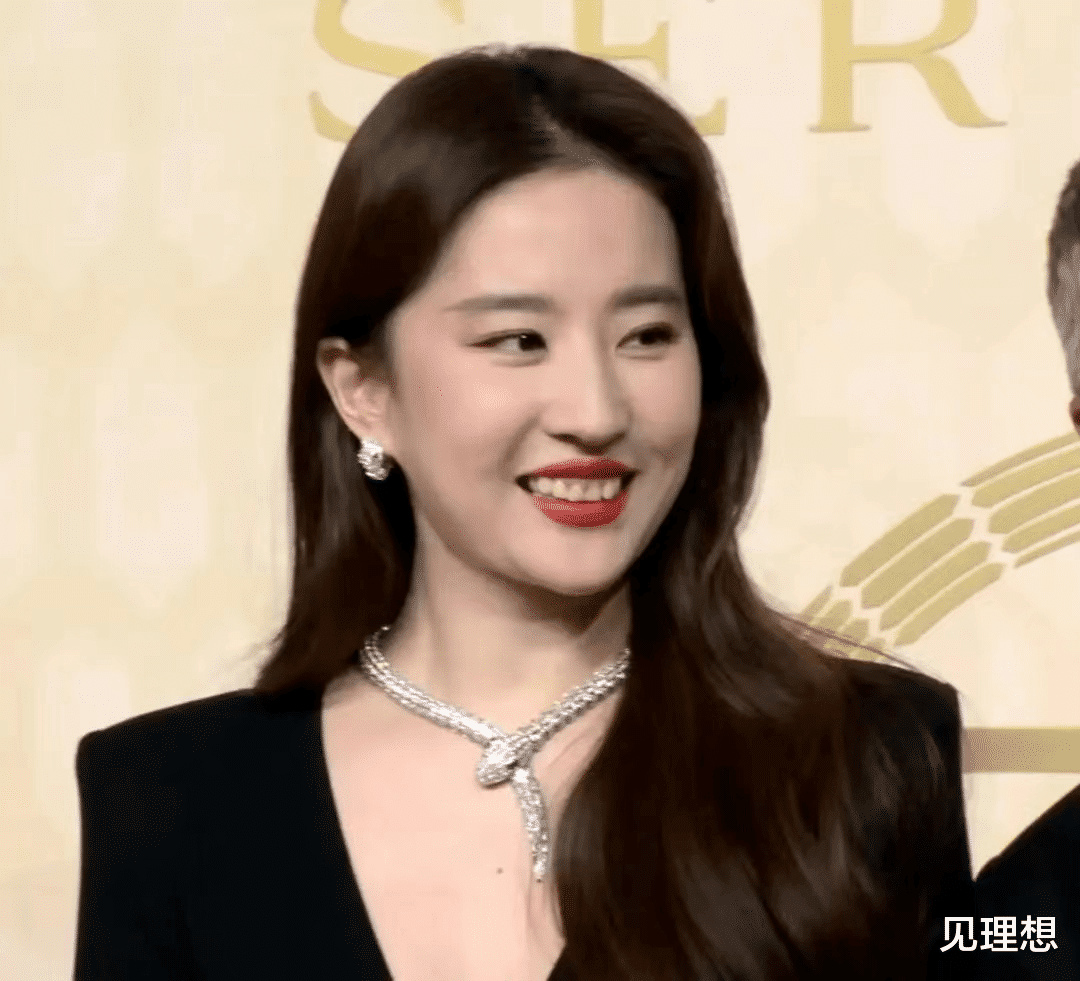 刘亦菲|小试牛刀！众星活动争艳，刘亦菲包臀秀曲线，佟丽娅张嘉倪低领露肤