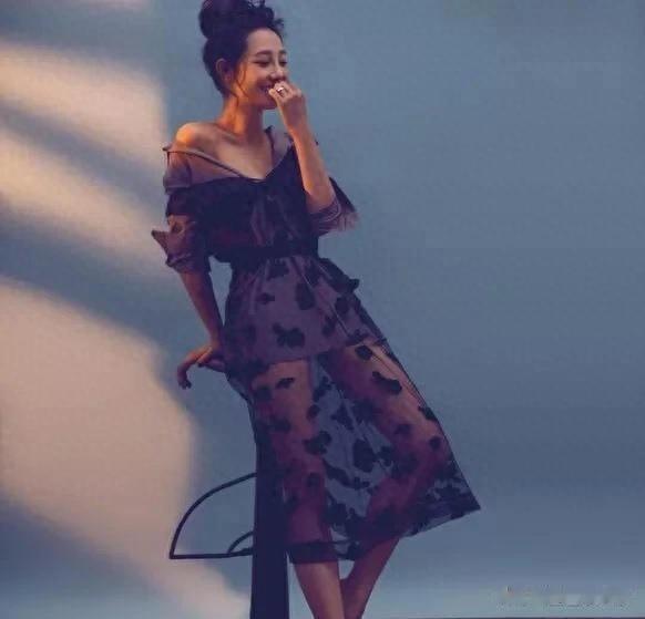 白百何写真——我在贩卖日落,你像神明一样慷慨地将光洒向我