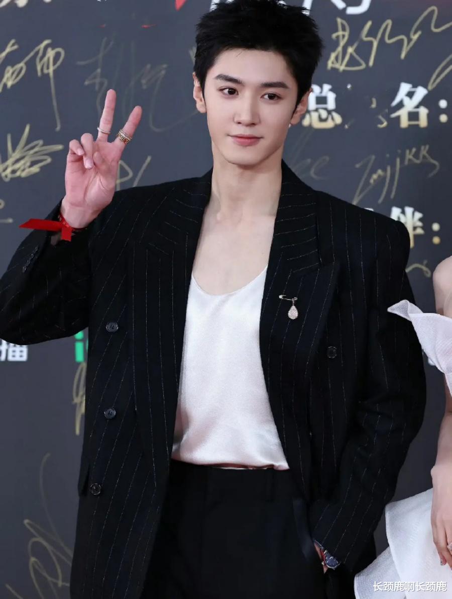 陈哲远快被自己蠢哭了,送瓜子被群嘲,他把微博之夜当成联欢晚会