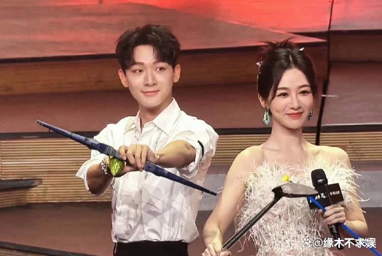 《长相思》晚会被喊退钱：杨紫落泪、张晚意邓为太尬、檀健次救场