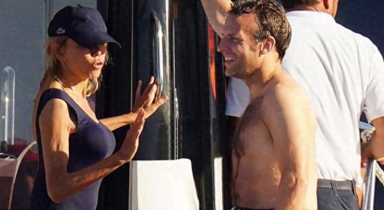 46岁的马克龙光着膀子，一脸宠溺握着70岁布丽吉特的脚脖子，好甜蜜