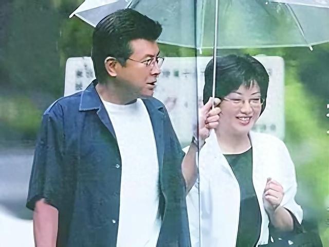 被山口百惠的老年状态惊艳到:64岁发腮发福,穿衣极简却气质高级