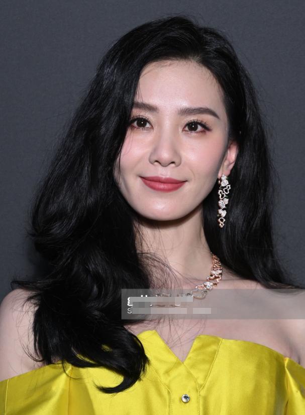 外媒镜头下的国内明星，大写的真实，刘亦菲变普通，刘诗诗扛住镜头