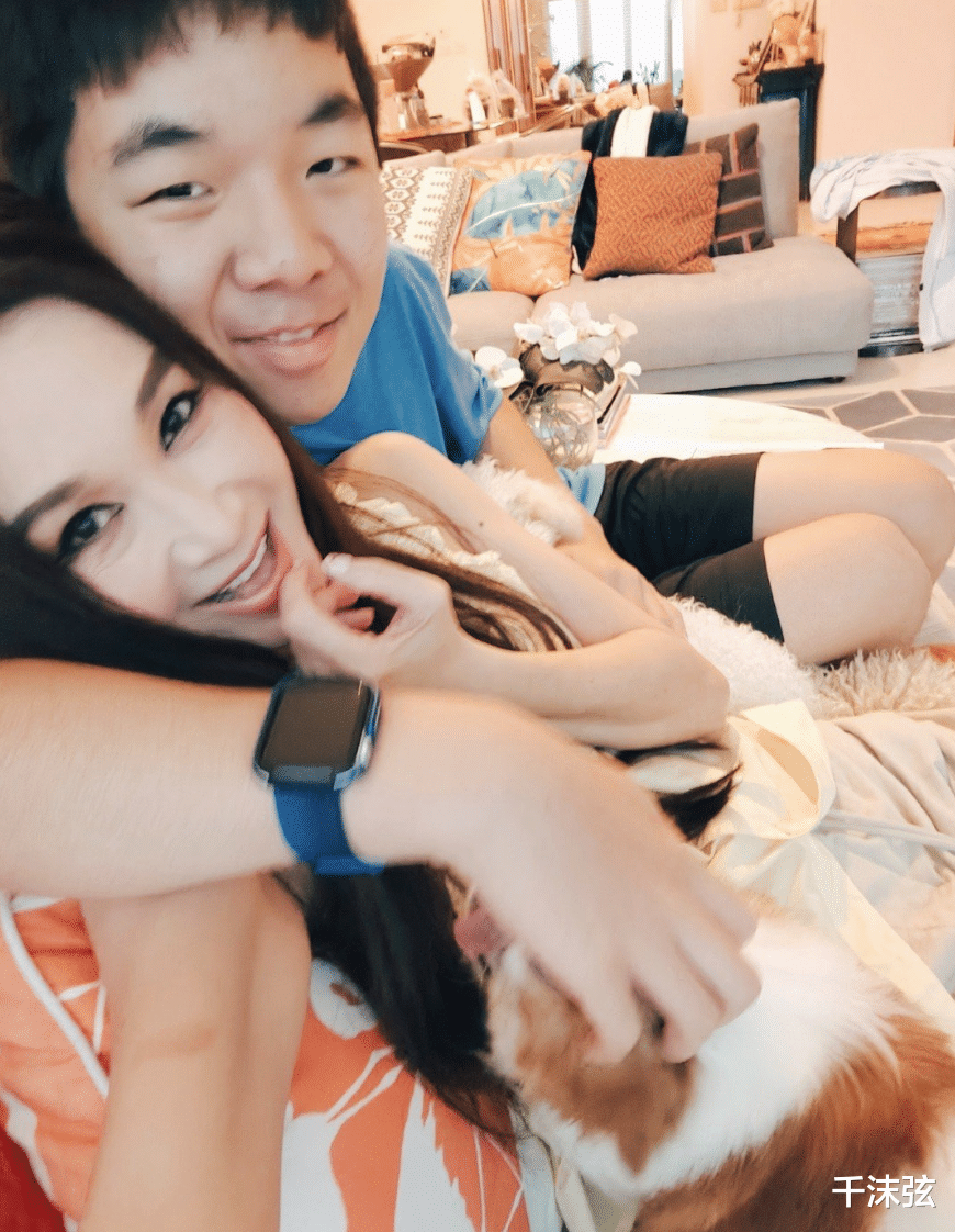 温碧霞甜喊养子小情人，庆祝其美国归来，13岁长相老成像31岁