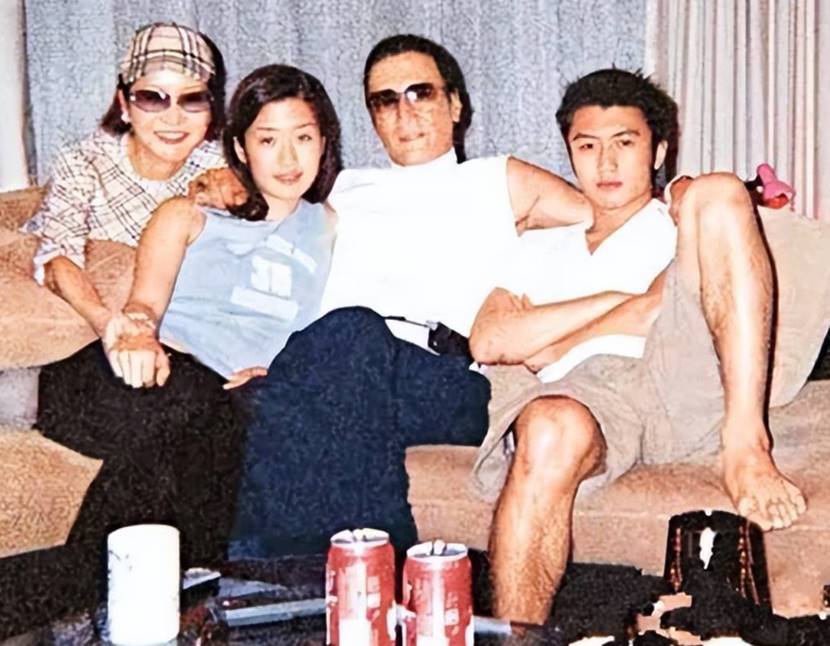 谢贤不顾谢霆锋反对，承认与张柏芝的关系，称这辈子只认她